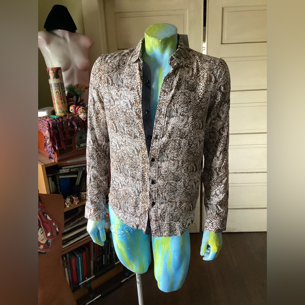 NWT Logos snake print